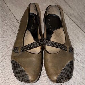 Clarks Mary Janes taupe green leather and black women’s size 8.5US boho